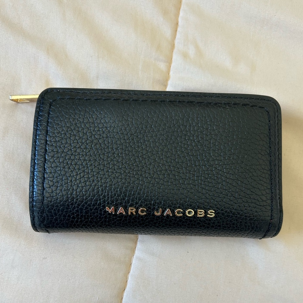 Marc Jacobs wallet that is in good condition